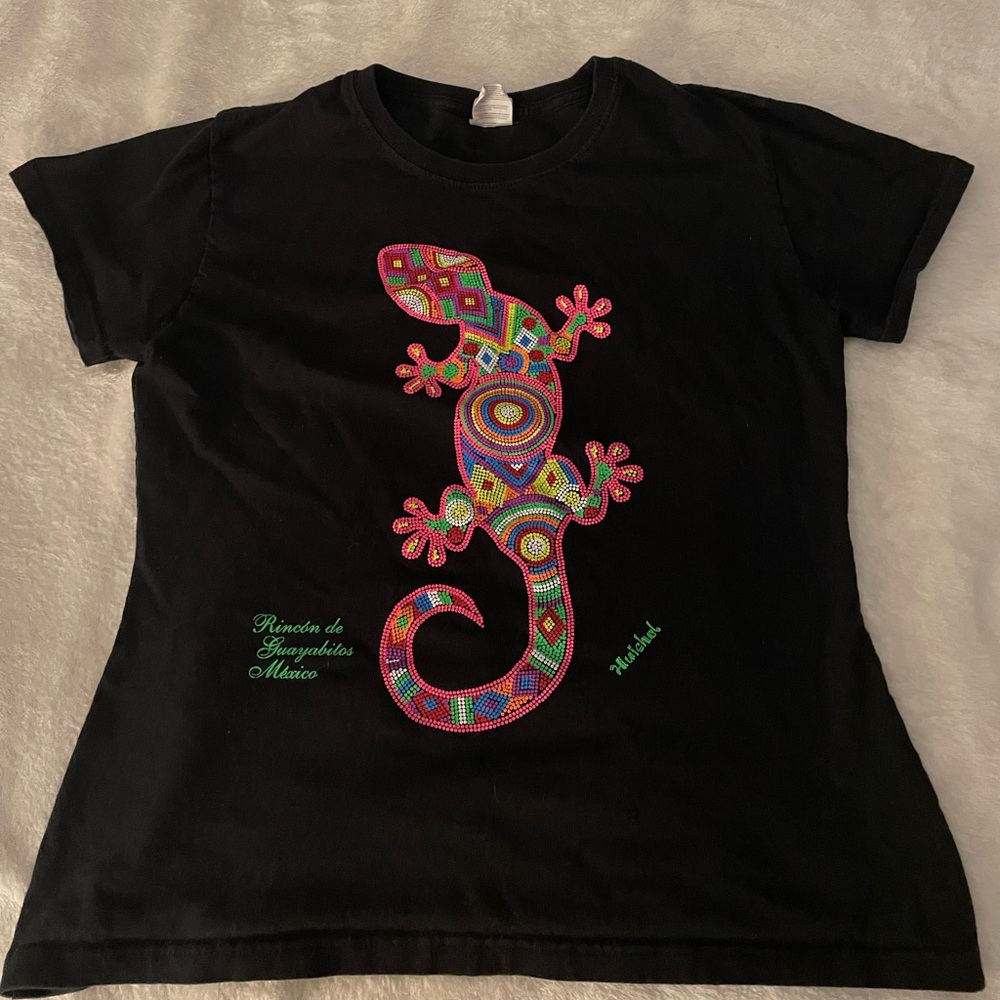 Ladies medium black t shirt with a gecko